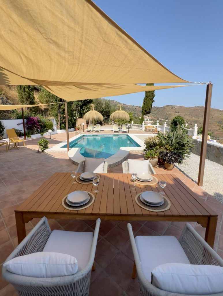Eettafel terras tuin zwembad bij Casa La Fuente