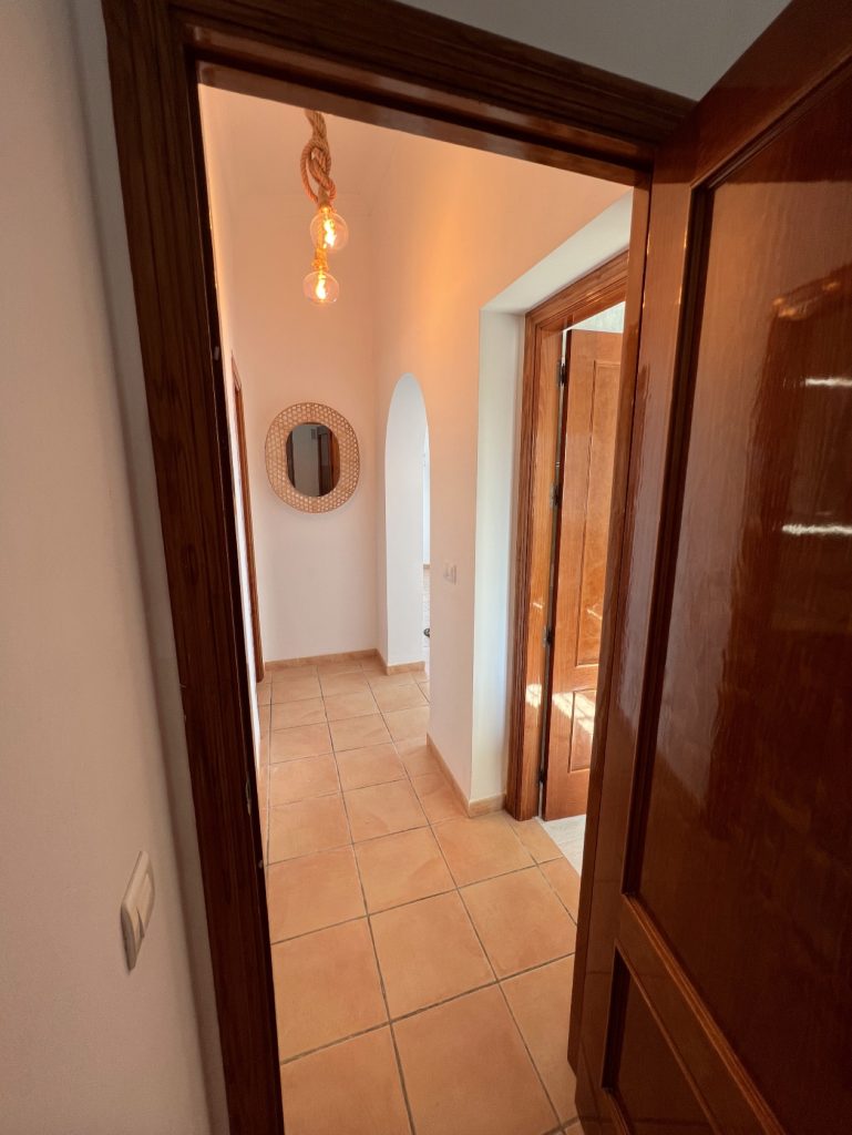Hal tussen badkamers slaapkamers bij Casa La Fuente