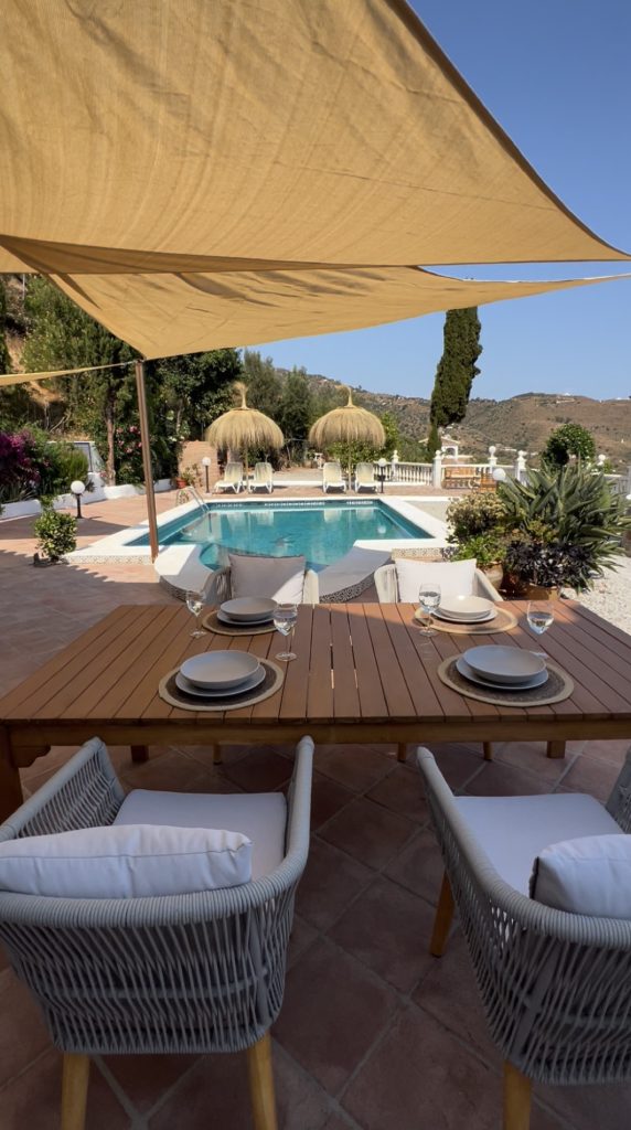 Tafel bij zwembad bij Casa La Fuente