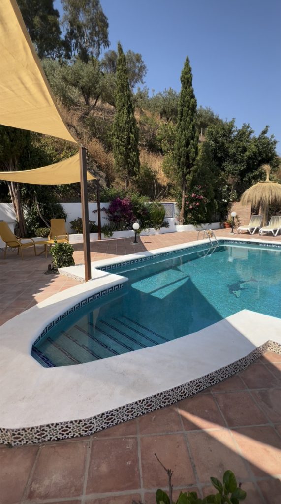 Zwembad met tuin bij Casa La Fuente